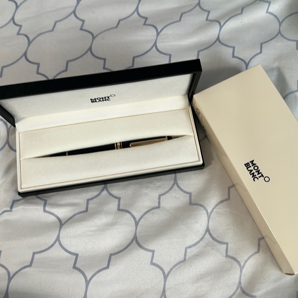 MONT BLANC MEISTERSTÜCK ROLLERBALL PEN 136 IN WITH GOLD DETAIL